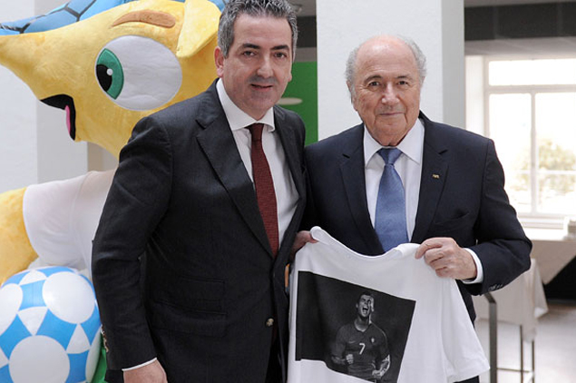 http://s5.picofile.com/file/8102127542/Blatter_Camiseta_CR_Dentro_26_original.jpg