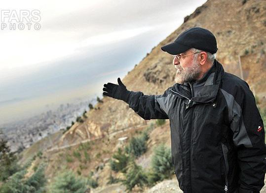 کوهنوردی دکتر حسن روحانی با تیپ اسپرت در کوه توچال