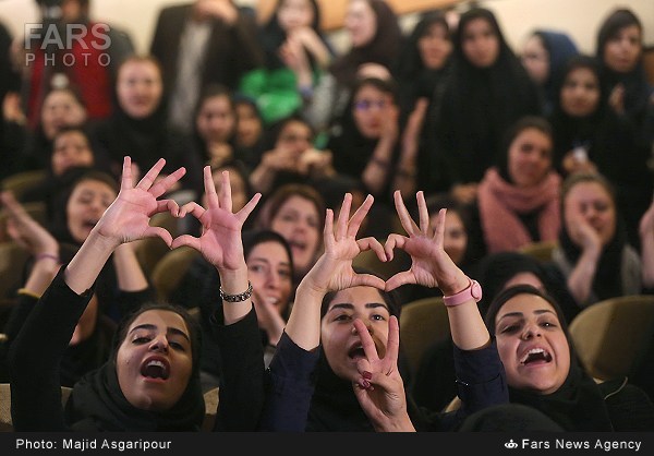عکس استقبال دختران از حسن روحانی 