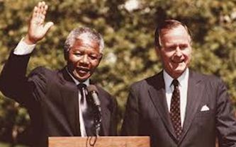 نلسون ماندلا در کنار جرج بوش (رئیس جمهور اسبق آمریکا)