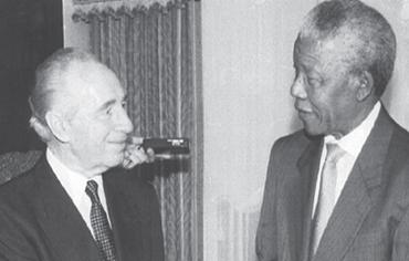 ماندلا در کنار شیمون پرز، نخست‌وزیر رژیم نژادپرست صهیونیستی