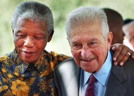 عزر وایزمن؛ نخست‌وزیر اسبق رژیم صهیونیستی در آغوش ماندلا
