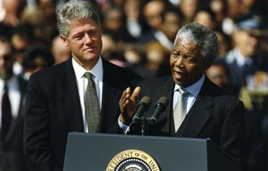 ماندلا در کنار رئیس جمهور اسبق آمریکا بیل کلینتون