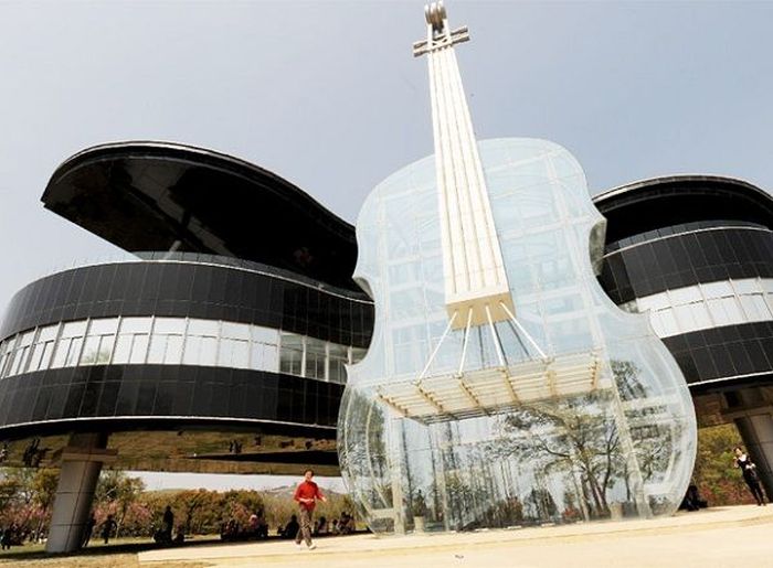 http://s5.picofile.com/file/8107093776/incredible_and_incredibly_weird_buildings_42.jpg