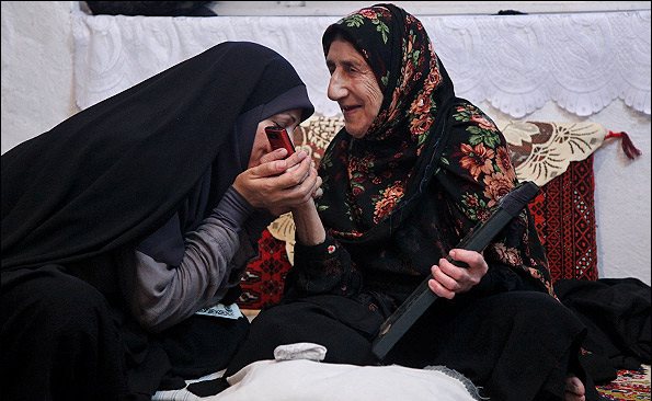 مـــــــادرم؛ ســــرم نه از بــــرای ظلــــم خـــــم می شـــــود؛ نه مــــرگ، نه تـــــرس؛ ســـــرم فقط برای بوسیــدن دســت های شهیـــــدپـــرور تــو خـــــم می شود ...