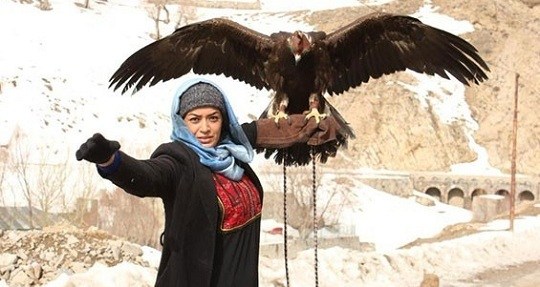 عکس جالب الهام چرخنده با یک عقاب روی دستش