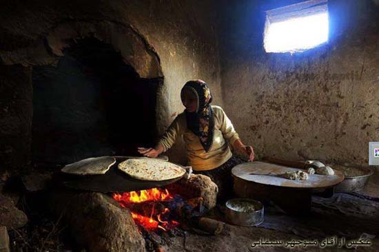 http://s5.picofile.com/file/8113263000/naan_mahalli.jpg