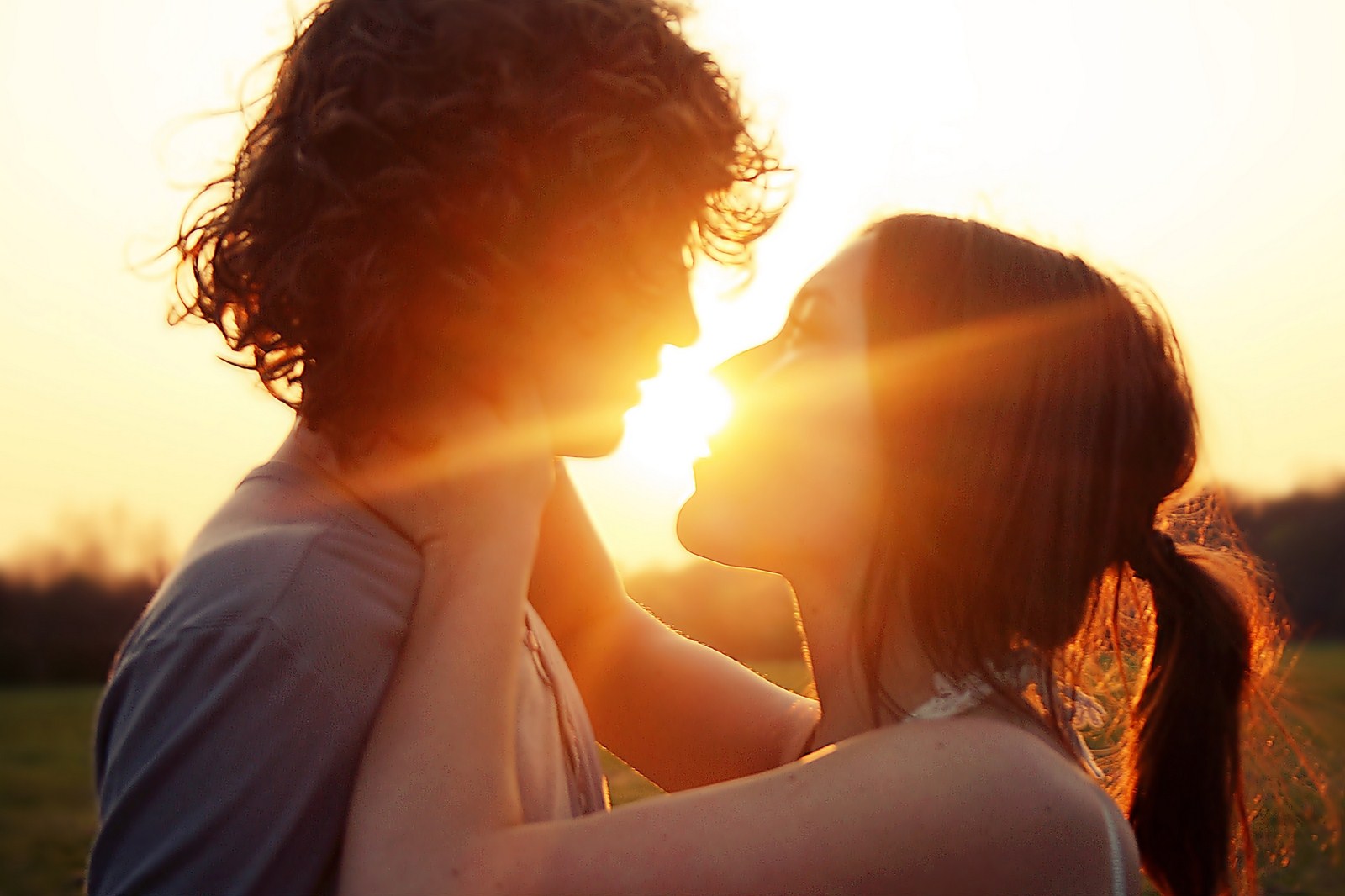 http://s5.picofile.com/file/8113901392/couple_romantic_wallpapersromantic_hd_wallpapers_sun_summer_love_couple_magic_moment_mood_w0viloe5.jpg