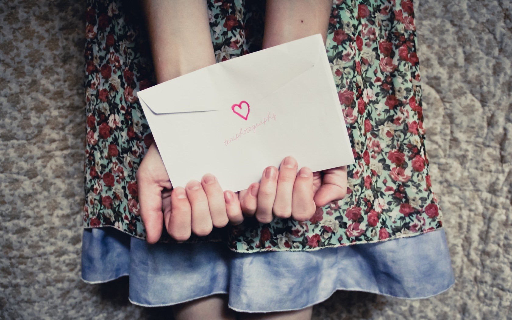 http://s5.picofile.com/file/8114129026/letter_envelope_hands_heart_hd_wallpaper.jpg