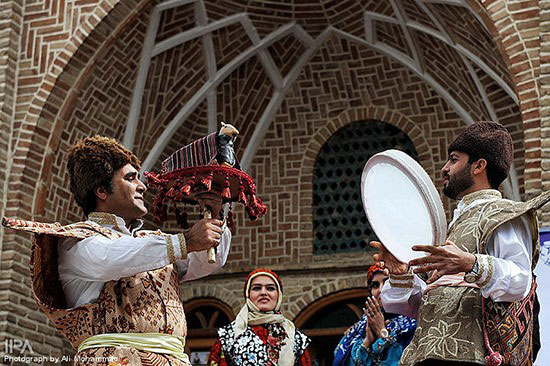 http://s5.picofile.com/file/8115558600/09Nowruz_exhibition.jpg