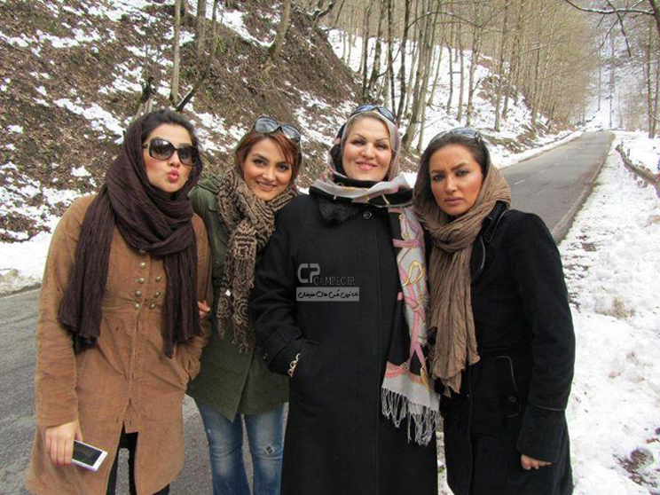 روناک یونسی به همراه مادرش و دو خواهرش