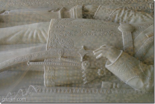سنگ قبر ناصرالدین شاه در کاخ موزه گلستان که به دستور خلخالی ازحرم حضرت عبداعضیم برداشته شده است