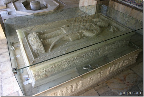 سنگ قبر ناصرالدین شاه در کاخ موزه گلستان که به دستور خلخالی ازحرم حضرت عبداعضیم برداشته شده است