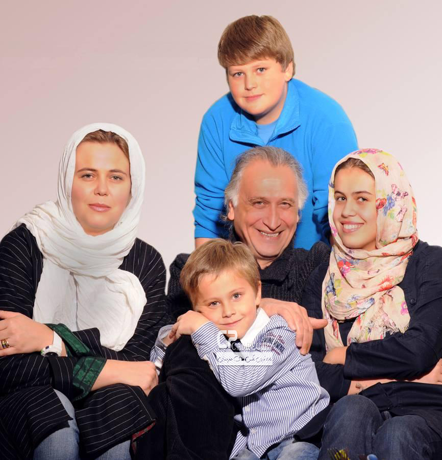 احمد نجفی به همراه همسر و فرزندانش