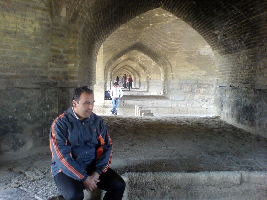 در زیر سی و سه پل اصفهان