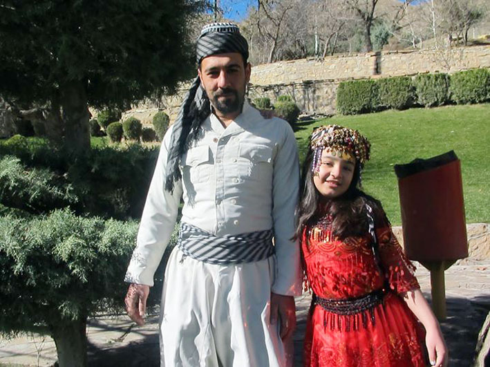 آقای فرهاد رنجبری قاضی جهانی و خانم سویل صادقی در لباس اکراد در پیرانشهر 