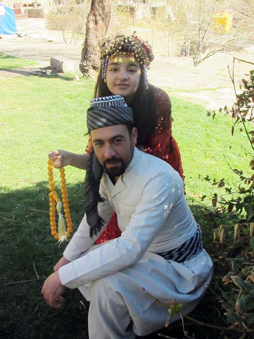 آقای فرهاد رنجبری قاضی جهانی و خانم سویل صادقی در لباس اکراد در پیرانشهر 