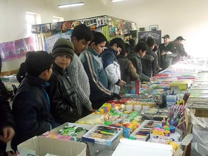 بازدید دانش آموزان مدرسه عدالت از نمایشگاه کتاب کتابخانه امام علی قاضی جهان