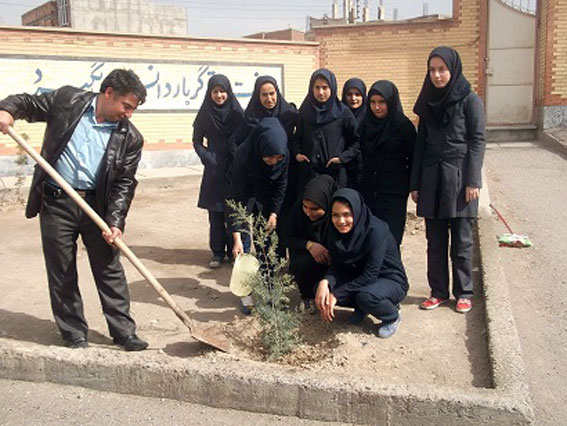 کاشت 5 نهال درخت توسط دانش آموزان در محوطه مدرسه بمناسبت روزدرخت کاری