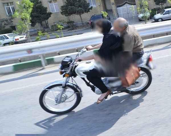 موتور سواری یک دختر در خیابان های تهران به همراه پدر