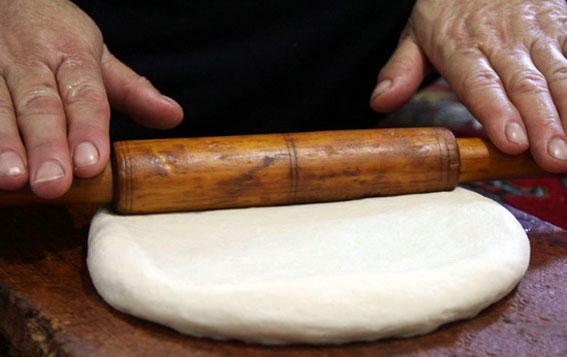 نحوه تهیه نان لواش سنتی قاضی جهان