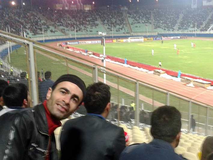آقای باباخانی در حال تشویق تیم فوتبال تراکتورسازی در استادیوم یادگار امام تبریز