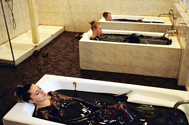 لخت شدن و حمام کردن دختران در وان نفت برای زیبایی زنان + عکس