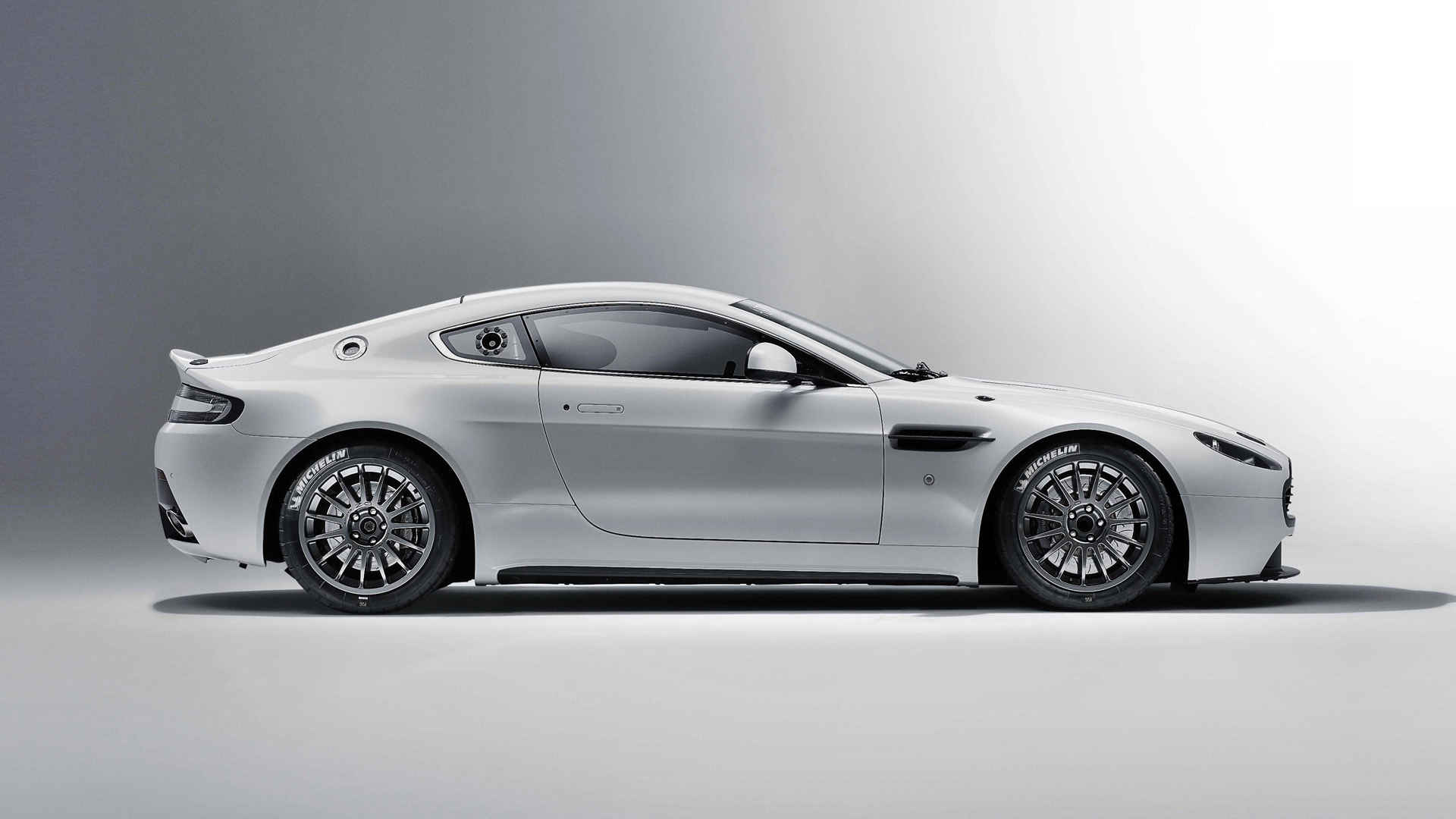 والپیپر ماشین Aston Martin