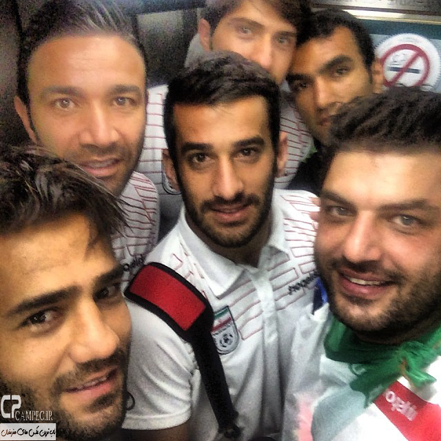 سام درخشانی در کنار بازیکنان تیم ملی