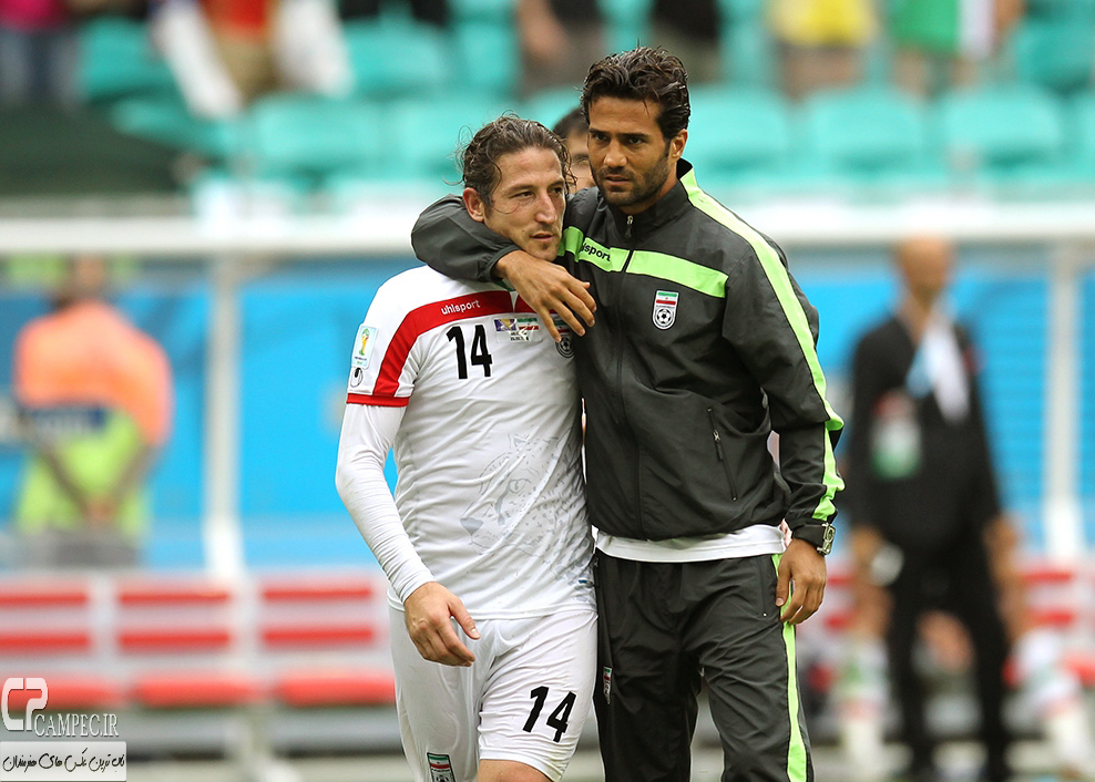 مسعود شجاعی و آندرانیک تیموریان در پایان بازی ایران و بوسنی