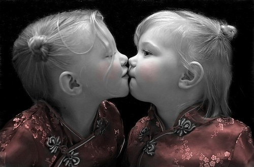 عکس های بوسه کودکان عاشق_WWW.AX2SHOT.R98.IR
