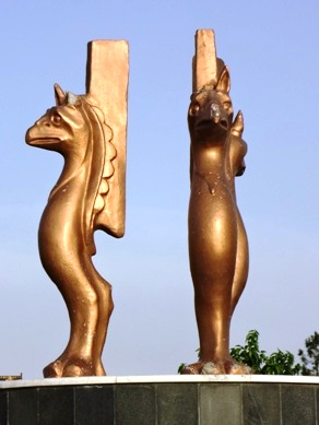 تندیس شیردالگان سه‌گانه نیشابور
