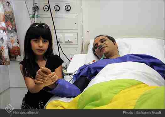عکس از شهرام شکوهی روی تخت بیمارستان