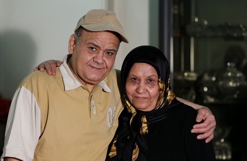 اکبر عبدی در کنار مادرش