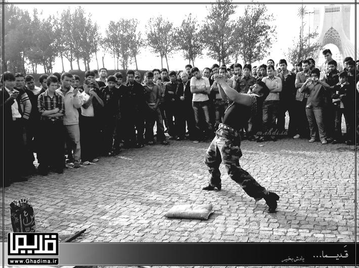 معرکه گیر در میدان آزادی تهران