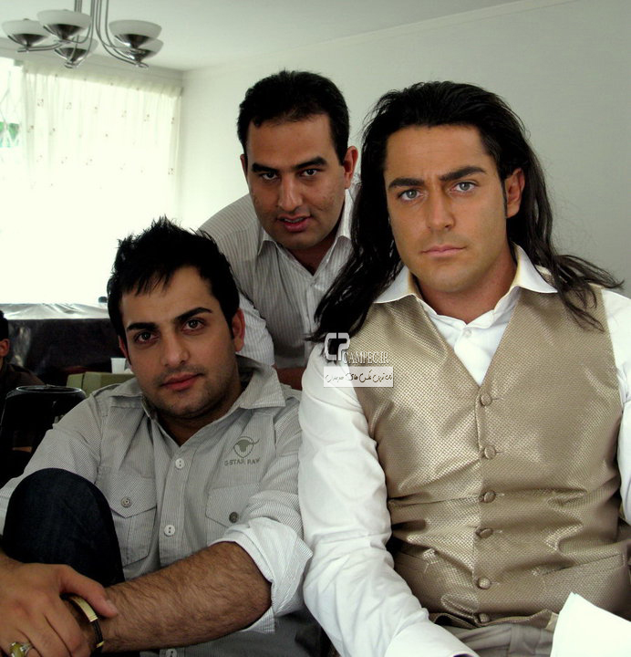محمد رضا گلزار و حامد کمیلی در پشت صحنه فیلم سینمایی دو خواهر