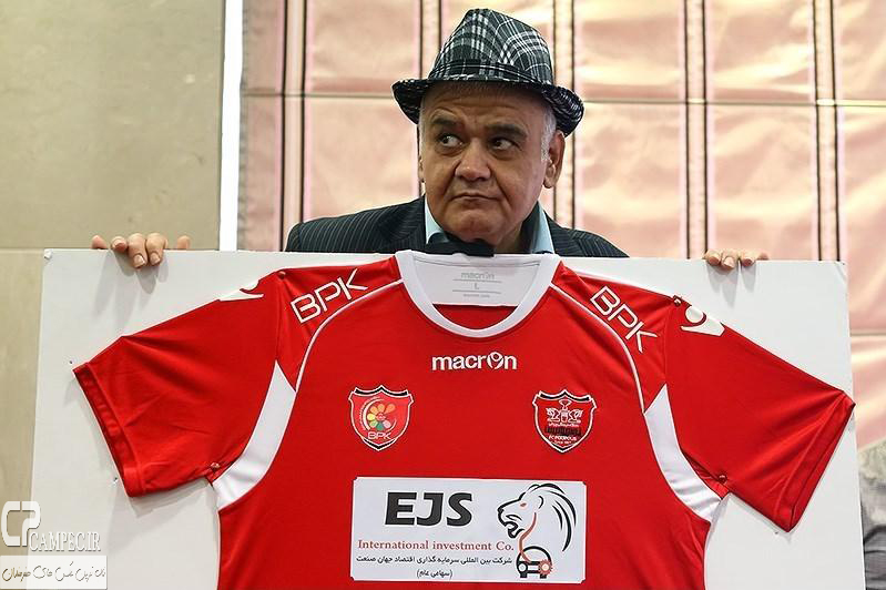 اکبر عبدی در مراسم رو نمایی از لباس پرسپولیس