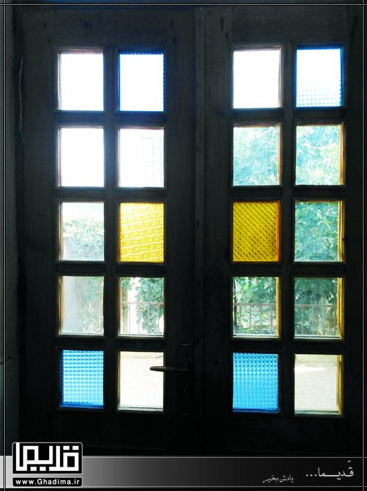 درب قدیمی با شیشه های رنگی