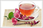 چیدمان میز چای و گل رز