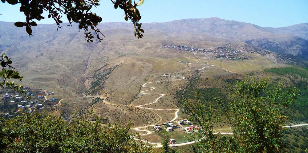 نمایی از روستای ییلاقی نوجمه در مقابل امامزاده