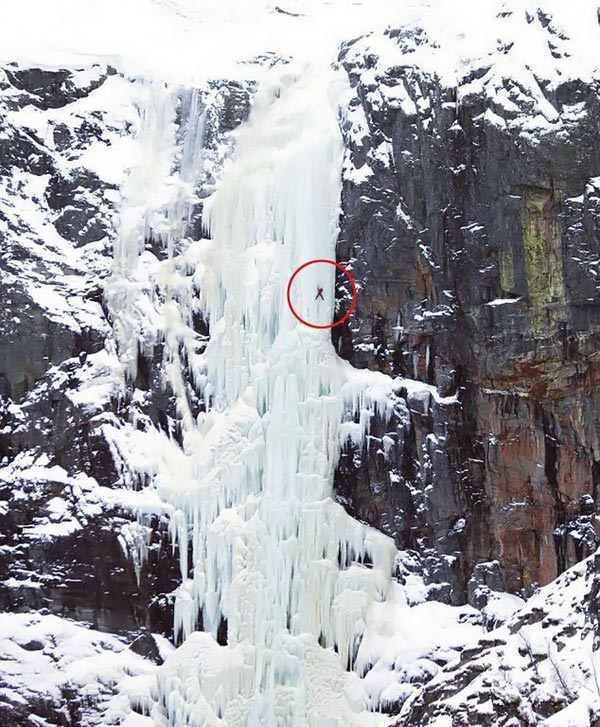 عکس های باور نکردنی صعود از آبشار یخی