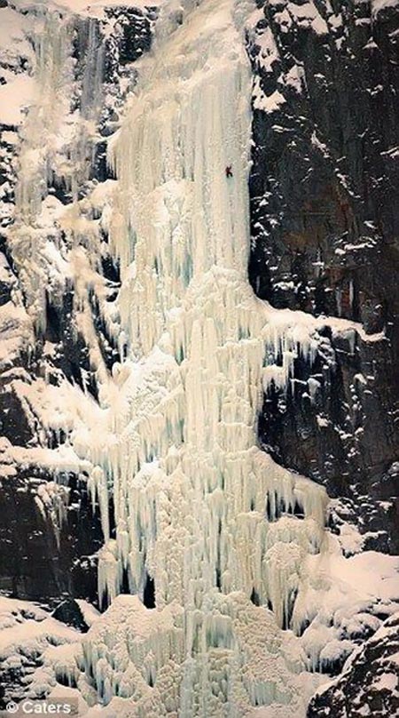 (1)عکس های باور نکردنی صعود از آبشار یخی_Www.ax2shot.r98.ir

