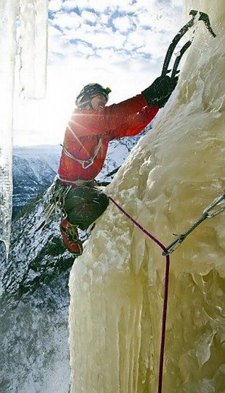 (3)عکس های باور نکردنی صعود از آبشار یخی_Www.ax2shot.r98.ir

