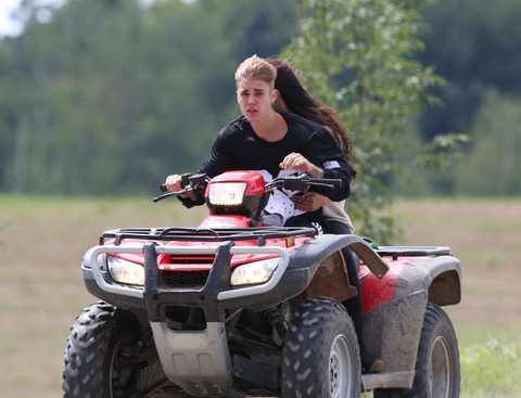 29 آگوست:عکسهای جدید از سلنا و جاستین در حال راندن ATV در انتاریو، کانادا 1