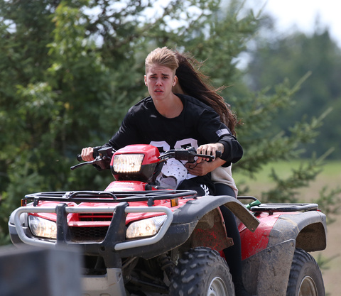 29 آگوست:عکسهای جدید از سلنا و جاستین در حال راندن ATV در انتاریو، کانادا 1