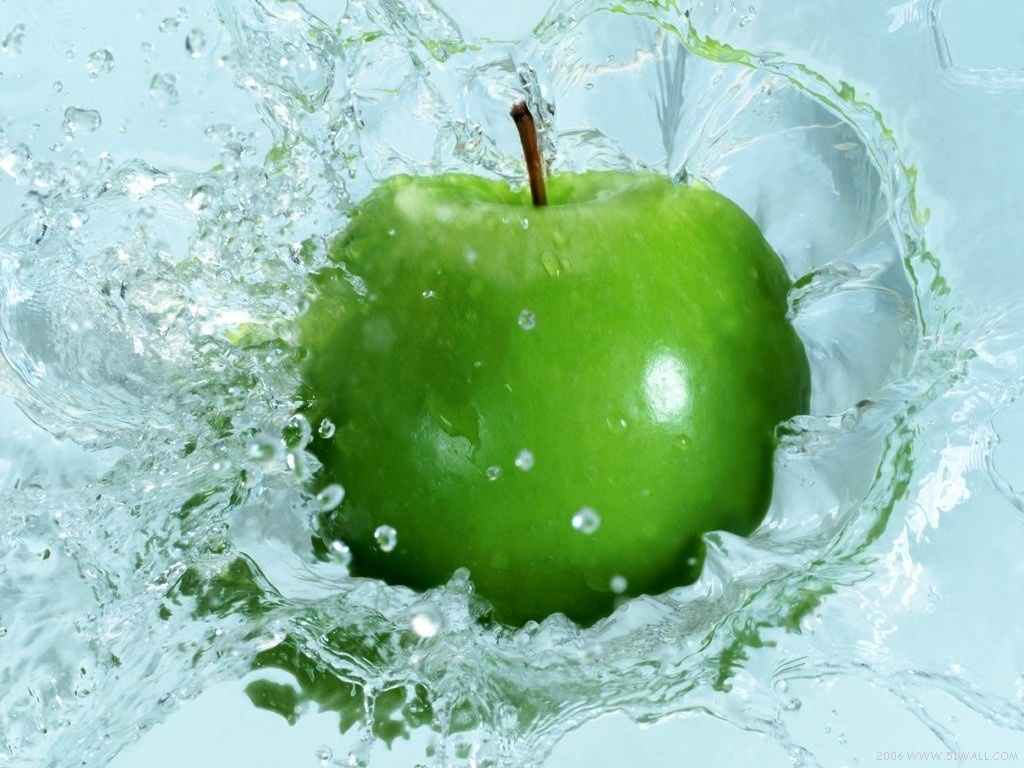 سیب سبز در آب