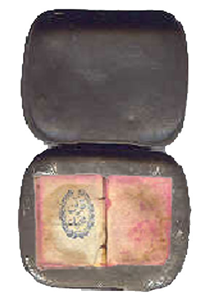 کوچکترین قرآن چاپی مربوط به اواخر قرن 12 هـ . ق با قاب فلزی به ابعاد12x25 x 20 میلی متر