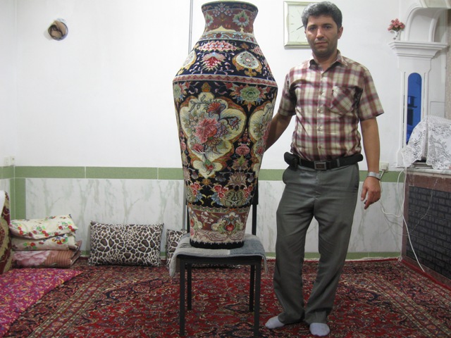 آقای الهوردی بابازاده قاضی جهانی  هنرمند در تولید و بافت فرشهای حجمی  