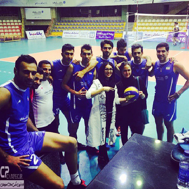 لیلا بلوکات در کنار بازیکنان تیم ملی والیبال