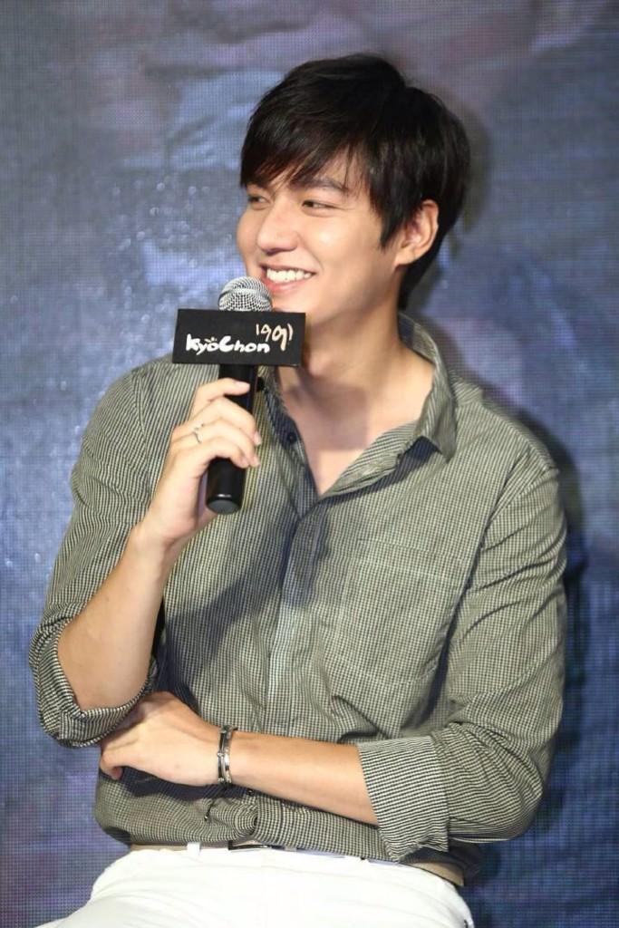 http://s5.picofile.com/file/8141153492/44495767599703728299.jpg